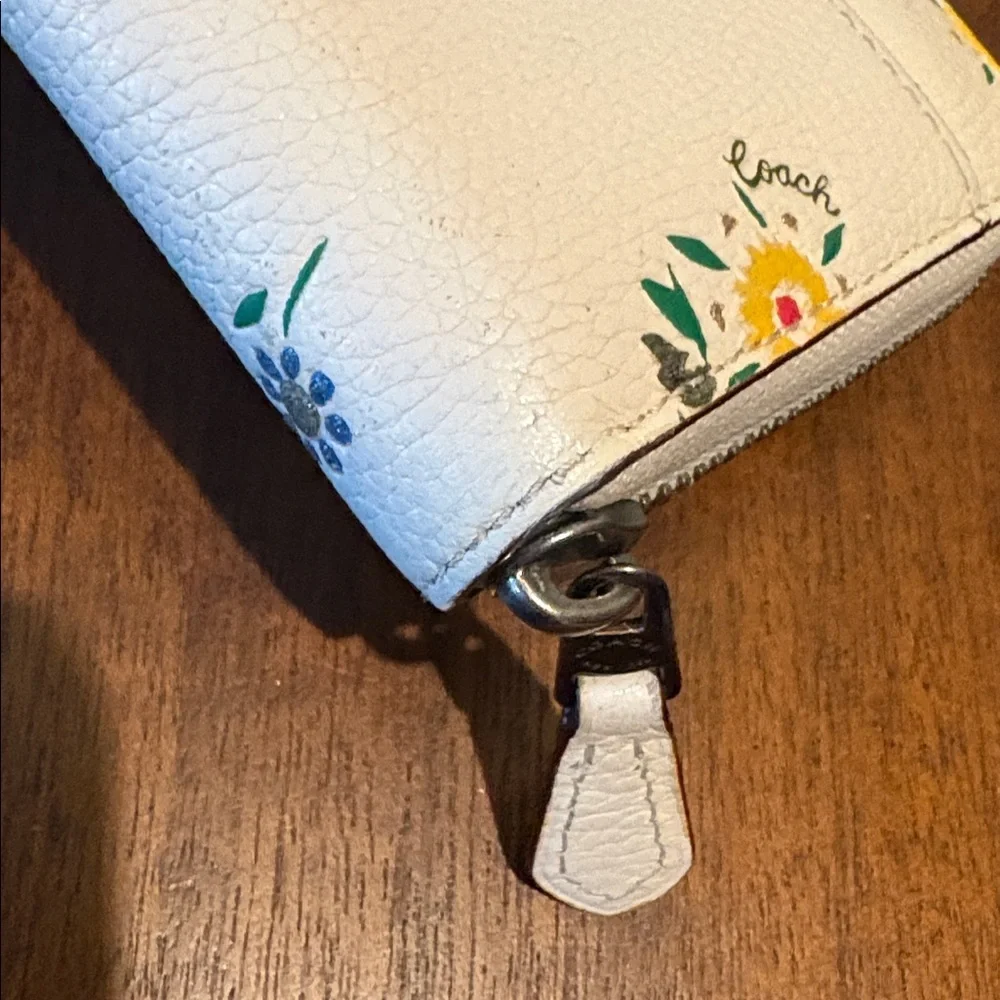 Coach Floral Wallet White/Pink blue green blooms/Silvertone Hw pebble LeatherEUC